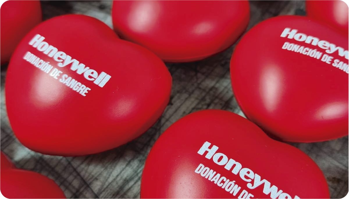 Artículos rojos en forma de corazón con impresión personalizada