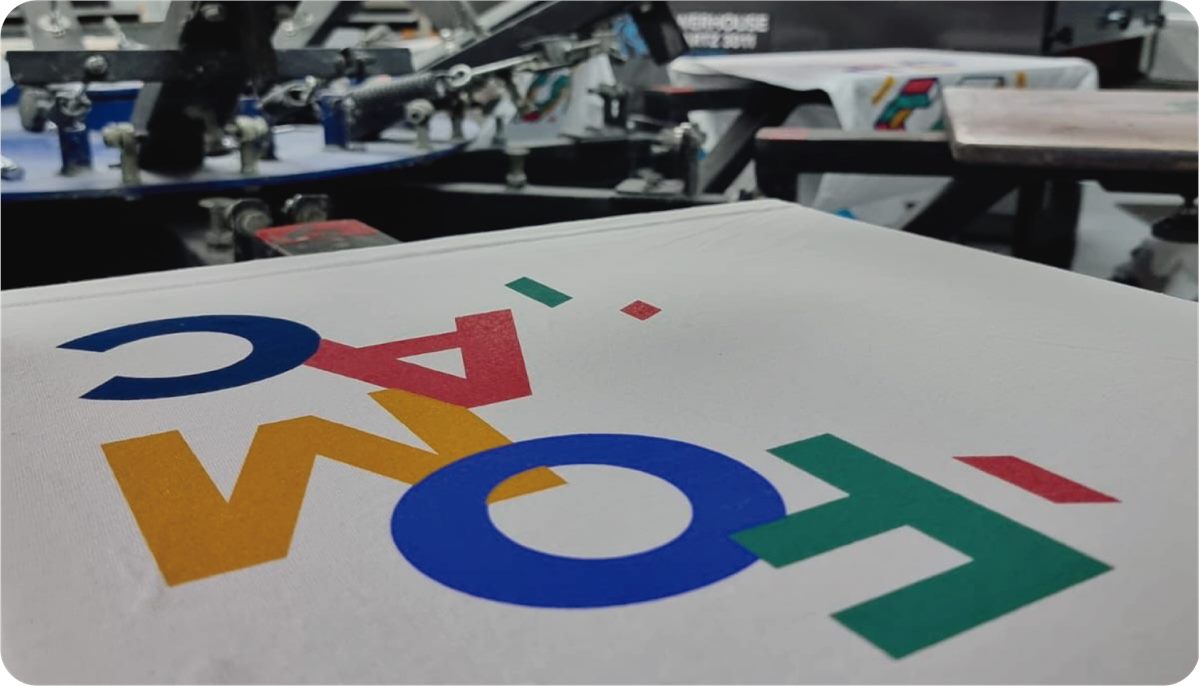 Proceso de impresión de logotipo a color sobre textil blanco