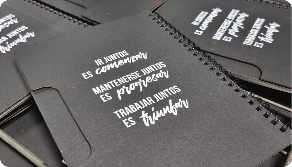 Libretas negras personalizadas con impresión blanca