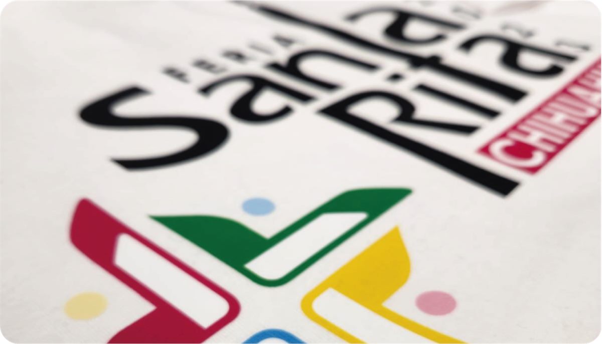 Logotipo multicolor impreso sobre tela blanca
